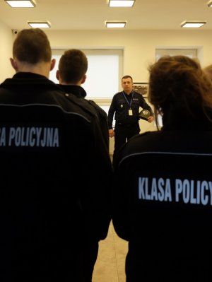 uczniowie z Wyszkowa w Biurze Historii i Tradycji Policji KGP