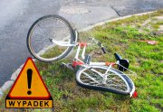 zniszczony rower i znak drogowy ostrzegający przed wypadkiem