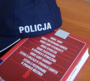 policyjna czapka i kodeks