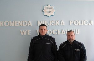 dzielnicowi sierż. sztab. Piotr Gontarek i mł. asp. Dariusz Wołczek