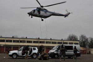 Policyjni antyterroryści ćwiczyli ze śmigłowcem