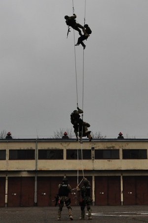 Policyjni antyterroryści ćwiczyli ze śmigłowcem