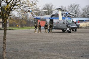 Policyjni antyterroryści ćwiczyli ze śmigłowcem