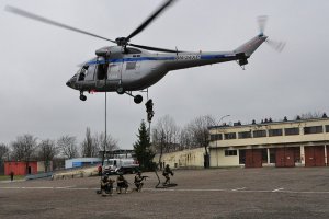 Policyjni antyterroryści ćwiczyli ze śmigłowcem