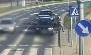 policjant po służbie podbiega do auta nietrzeźwego kierowcy