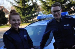 Policjanci ratują osoby