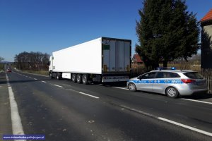 TIR, którego kierujący przekroczył prędkość w terenie zabudowanym ipolicyjny radiowóz