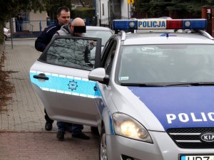 policjanci prowadzą podejrzanego