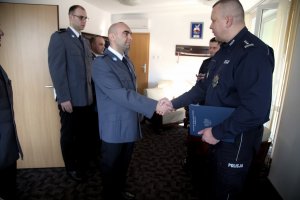 Policjanci ze Żnina wyróżnieni medalem &quot;Pomagajmy sobie wzajemnie&quot; za uratowanie 27-latka