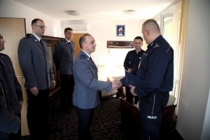 Policjanci ze Żnina wyróżnieni medalem &quot;Pomagajmy sobie wzajemnie&quot; za uratowanie 27-latka