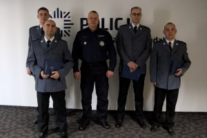 Policjanci ze Żnina wyróżnieni medalem &quot;Pomagajmy sobie wzajemnie&quot; za uratowanie 27-latka