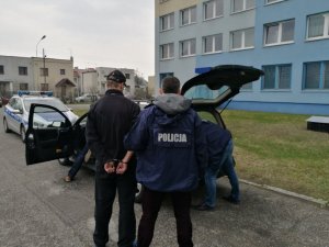 Policjanci odzyskali mercedesa wartego ćwierć miliona i zatrzymali złodziei