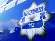 odznaka policyjna na radiowozie z napisem Policja z numerem 112