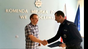 Komendant Miejski Policji we Włocławku insp.Marcin Zaleśkiewicz dziękuje Grzegorzowi Kwiatkowskiemu za obywatelską postawę