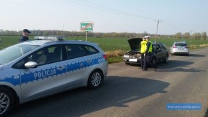 policjanci kontrolują auto