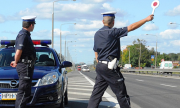 Policjanci zatrzymujący pojazd do kontroli drogowej