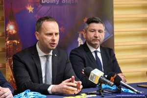 Briefing inaugurujący wdrożenie opracowanego przez dolnośląskich policjantów kolejnego już, ale jednocześnie nowatorskiego przedsięwzięcia na rzecz bezpieczeństwa seniorów, zorganizowano w Sportowej Szkole Podstawowej nr 46 we Wrocławiu