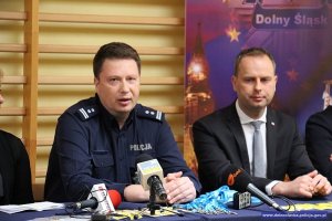 Briefing inaugurujący wdrożenie opracowanego przez dolnośląskich policjantów kolejnego już, ale jednocześnie nowatorskiego przedsięwzięcia na rzecz bezpieczeństwa seniorów, zorganizowano w Sportowej Szkole Podstawowej nr 46 we Wrocławiu