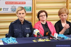 Briefing inaugurujący wdrożenie opracowanego przez dolnośląskich policjantów kolejnego już, ale jednocześnie nowatorskiego przedsięwzięcia na rzecz bezpieczeństwa seniorów, zorganizowano w Sportowej Szkole Podstawowej nr 46 we Wrocławiu