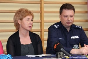 Briefing inaugurujący wdrożenie opracowanego przez dolnośląskich policjantów kolejnego już, ale jednocześnie nowatorskiego przedsięwzięcia na rzecz bezpieczeństwa seniorów, zorganizowano w Sportowej Szkole Podstawowej nr 46 we Wrocławiu