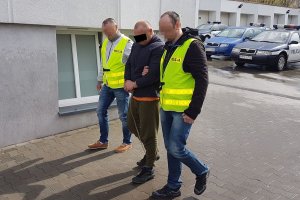 zatrzymany prowadzony przez policjantów