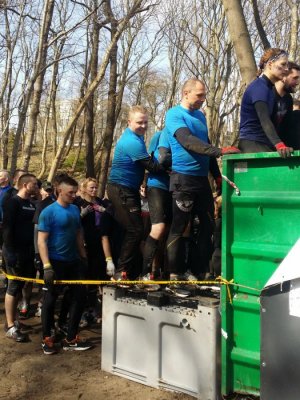 Policjanci podczas ekstremalnego biegu „Runmageddon”