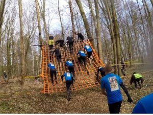 Policjanci podczas ekstremalnego biegu „Runmageddon”