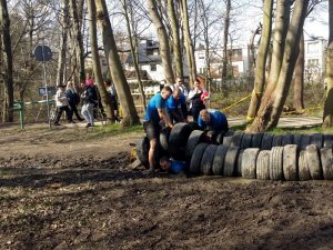 Policjanci podczas ekstremalnego biegu „Runmageddon”