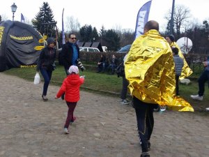 Policjanci podczas ekstremalnego biegu „Runmageddon”