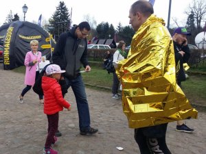 Policjanci podczas ekstremalnego biegu „Runmageddon”