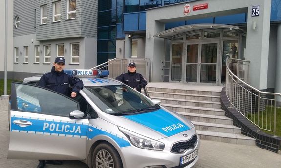 policjanci, którzy pomogli kobiecie