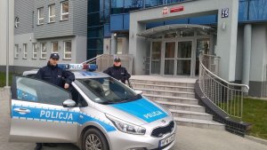 policjanci, którzy pomogli kobiecie