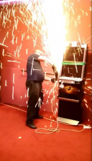 policjant pozbywa się sztaby z automatu przymocowanego do ściany