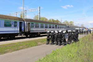 Szkolenie mundurowych z OPP podczas zabezpieczania przejazdu kibiców