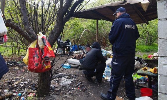 Bezdomny mógł nie przeżyć. Pomogli dzielnicowi