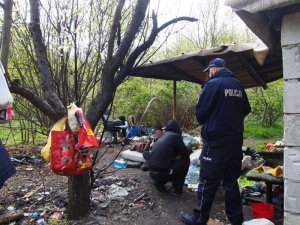 Dzielnicowi pomagają bezdomnym