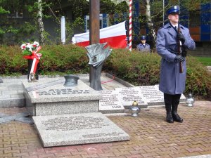 Obchody 77. rocznicy Zbrodni Katyńskiej przed Grobem Policjanta Polskiego