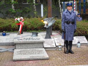 Obchody 77. rocznicy Zbrodni Katyńskiej przed Grobem Policjanta Polskiego