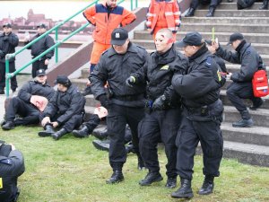 Ćwiczenia policjantów na obiektach sportowych