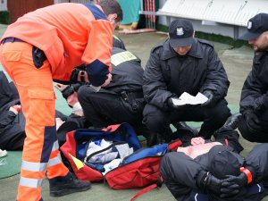 Ćwiczenia policjantów na obiektach sportowych