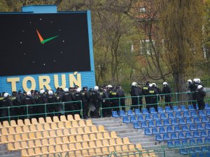 Ćwiczenia policjantów na obiektach sportowych