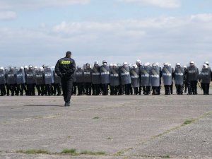 Ćwiczenia policjantów na obiektach sportowych