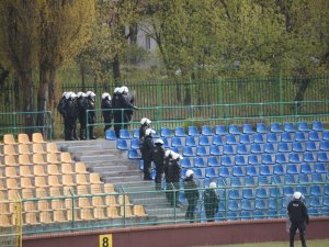 Ćwiczenia policjantów na obiektach sportowych