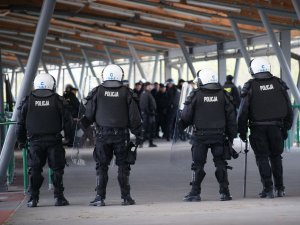 Ćwiczenia policjantów na obiektach sportowych