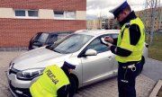 Policjanci zatrzymali trzech obcokrajowców podczas próby sprzedaży kradzionego samochodu o wartości ponad 300 tysięcy złotych
