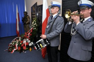 Złożenie wieńców pod tablicą upamiętniającą podkom. Piotra Molaka