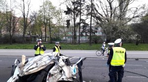 policjanci na miejscu wypadku