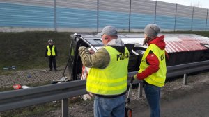 Policjanci podczas oględzin na miejscu wypadku