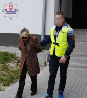 zatrzymana prowadzona przez policjantów