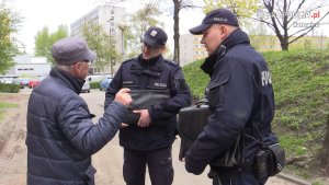 Funkcjonariusze zachęcają do korzystania z aplikacji „Moja Komenda”